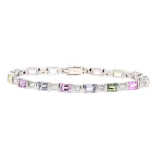 Dieses luxuriöse Armband aus edlem 750/- Weißgold begeistert mit seiner harmonischen Komposition aus farbenfrohen Saphiren – von zartem Violett über leuchtendes Grün bis hin zu sanftem Gelb und Rosé.
