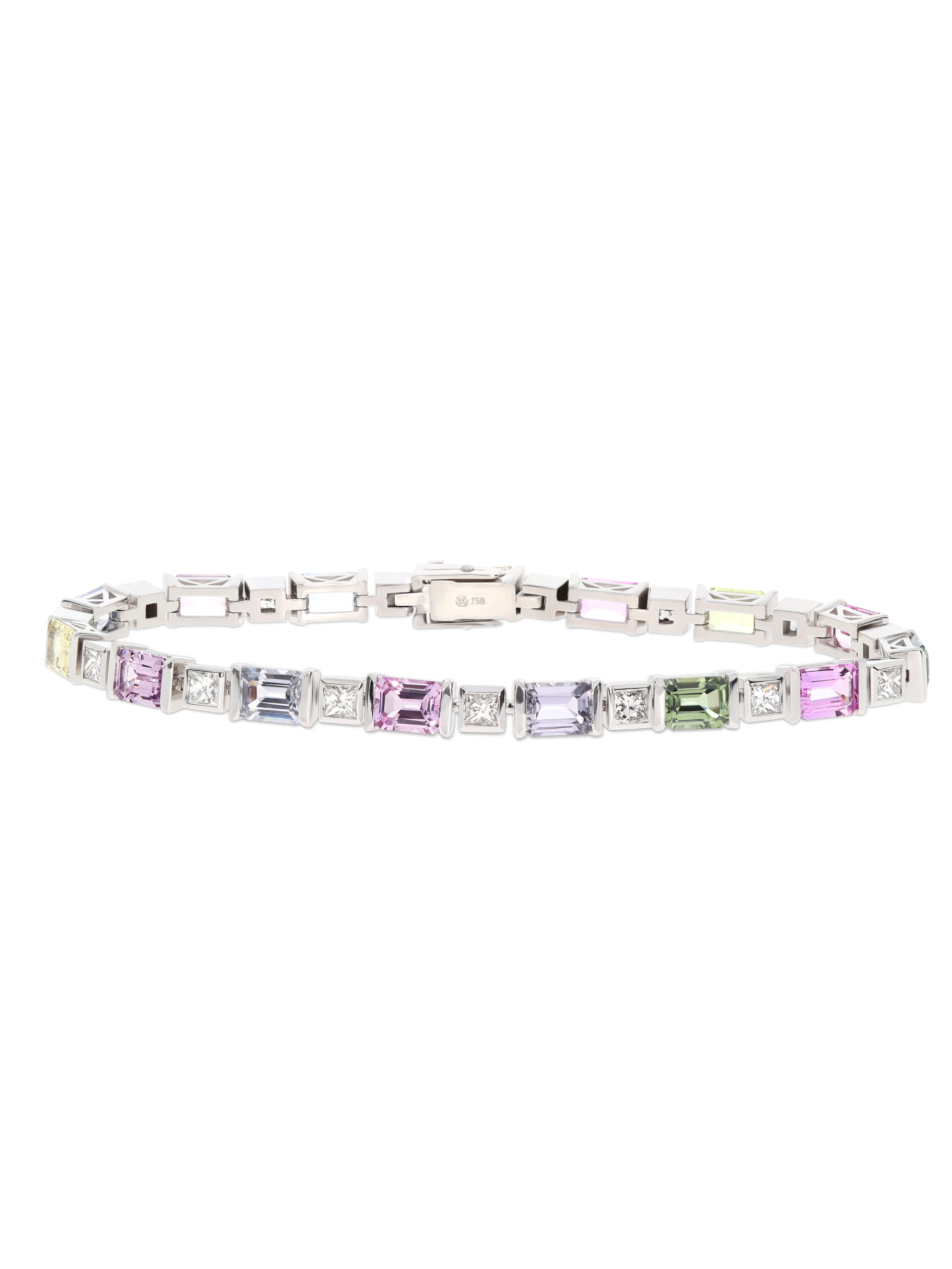 Dieses luxuriöse Armband aus edlem 750/- Weißgold begeistert mit seiner harmonischen Komposition aus farbenfrohen Saphiren – von zartem Violett über leuchtendes Grün bis hin zu sanftem Gelb und Rosé.
