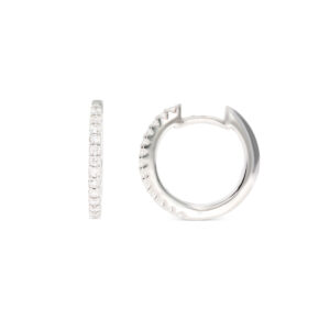 Die Creolen in Weißgold 750/- haben eine runde Form und 28 Brillanten mit 0,24ct.