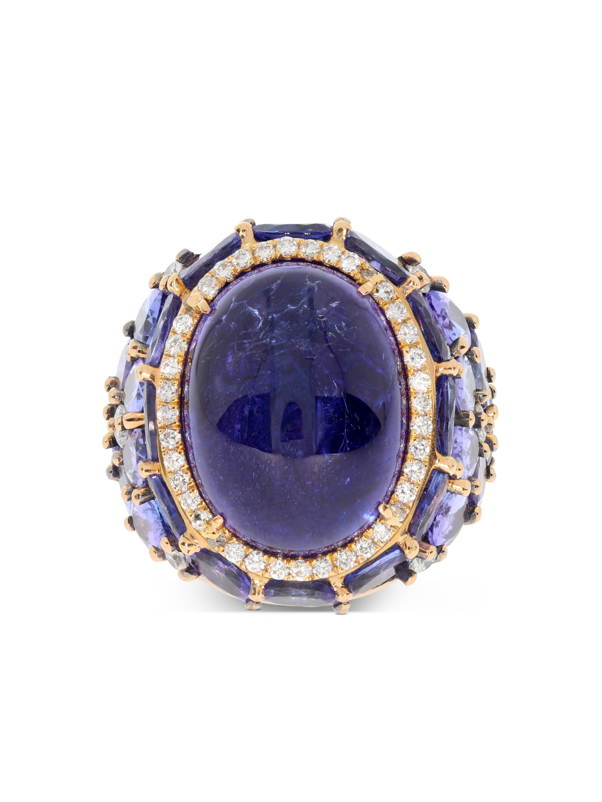 Im Zentrum thront ein großer, intensiv blauer Tansanit-Cabochon, eingefasst von funkelnden Diamanten. Die Ringschiene ist reich besetzt mit weiteren Tansaniten