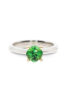 Ein Ring mit einem intensiven grünen Tsavorit klar gefasst in 950/- Platin