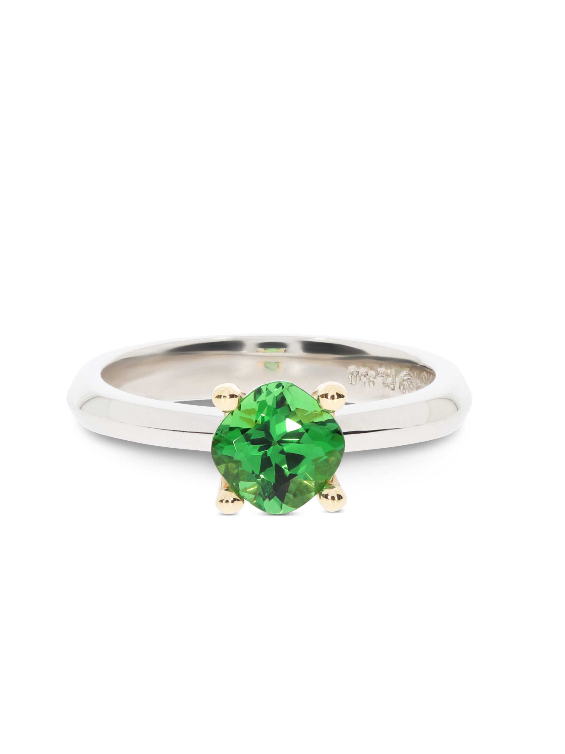 Ein Ring mit einem intensiven grünen Tsavorit klar gefasst in 950/- Platin