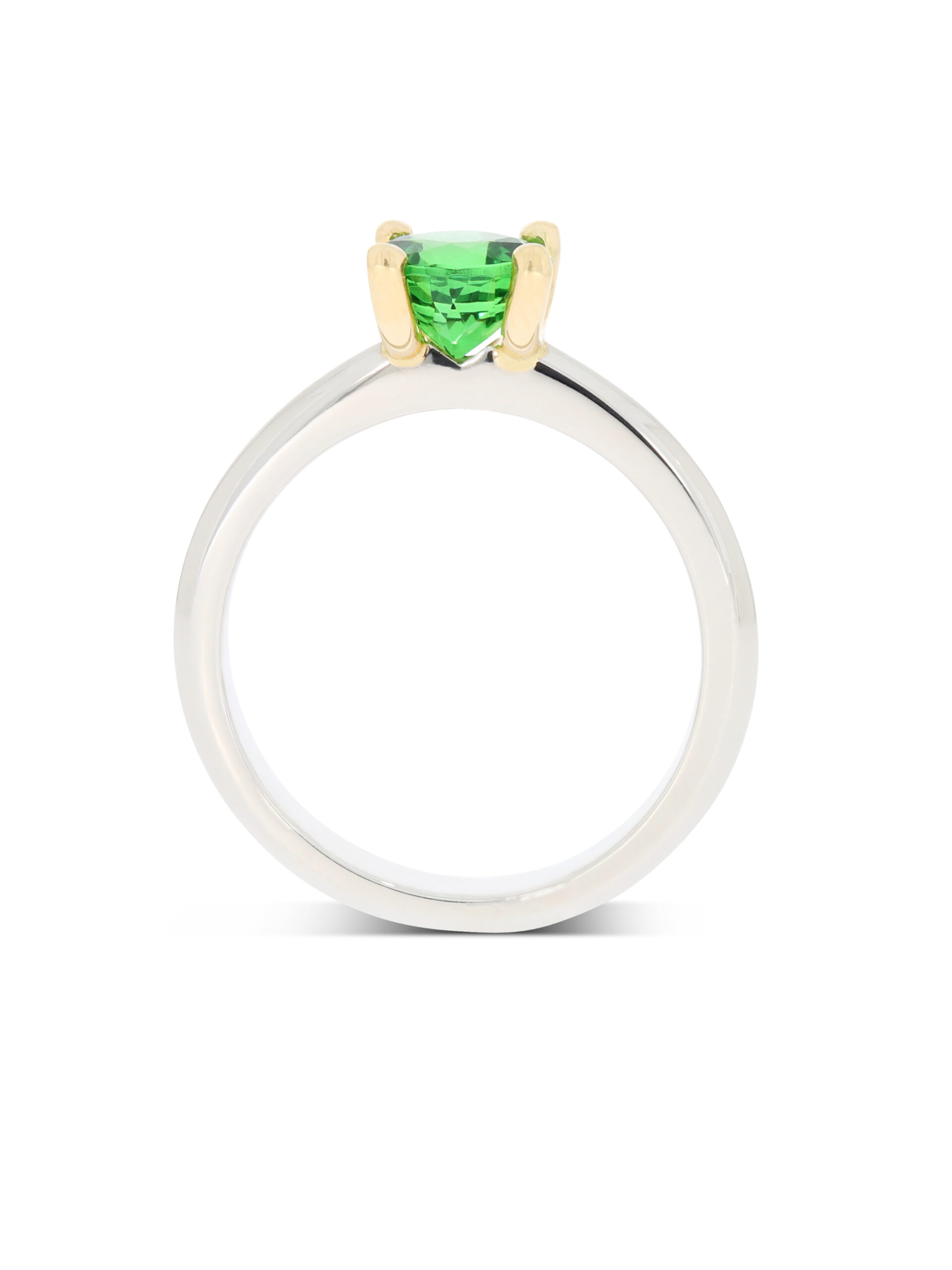 Ein Ring mit einem intensiven grünen Tsavorit klar gefasst in 950/- Platin