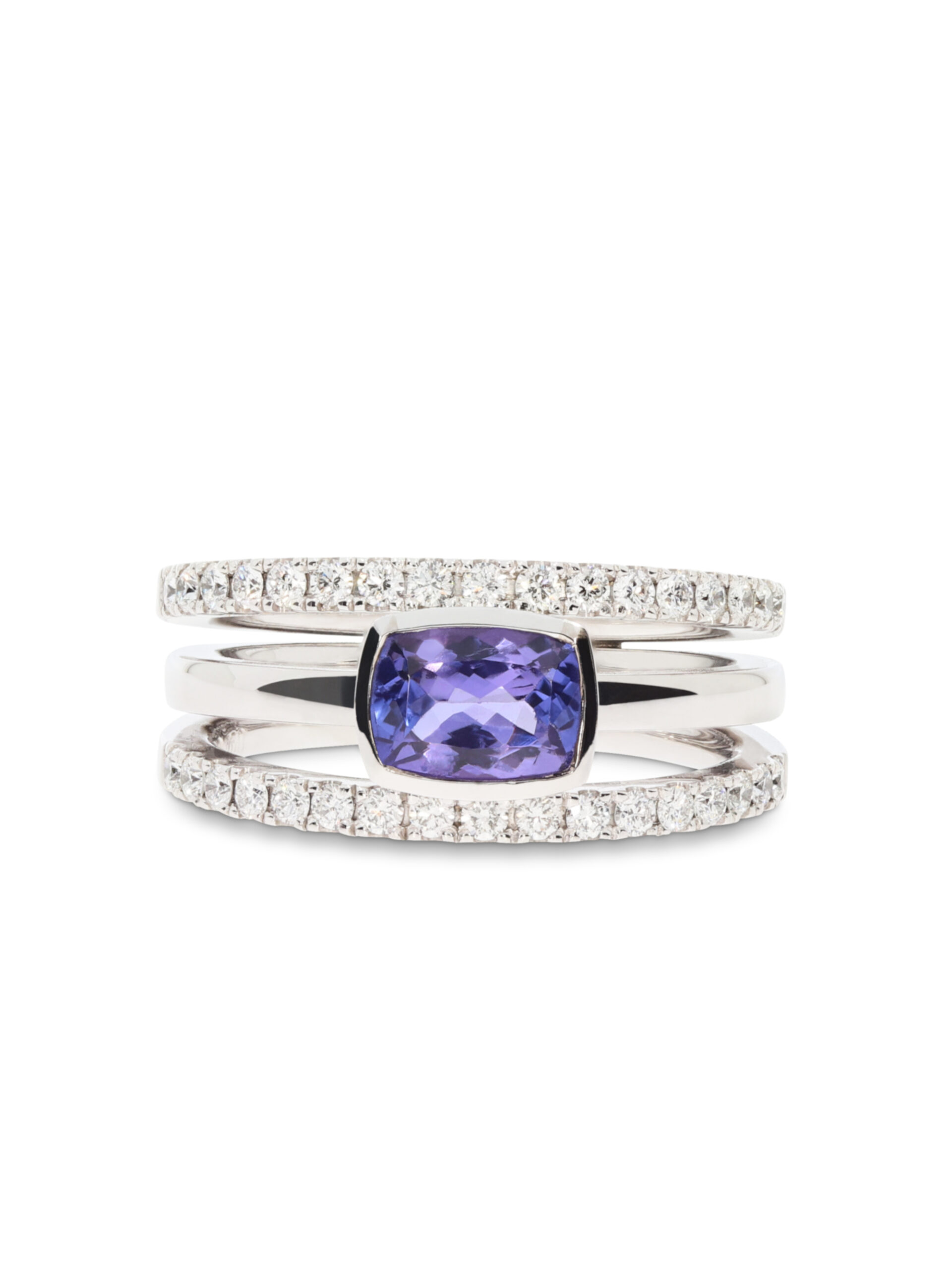 Ein Ensemble aus drei Ringen: Im Zentrum erstrahlt ein Tansanit 1,00ct., eingerahmt von zwei halben Memoire-Ringen in Weißgold 750/-