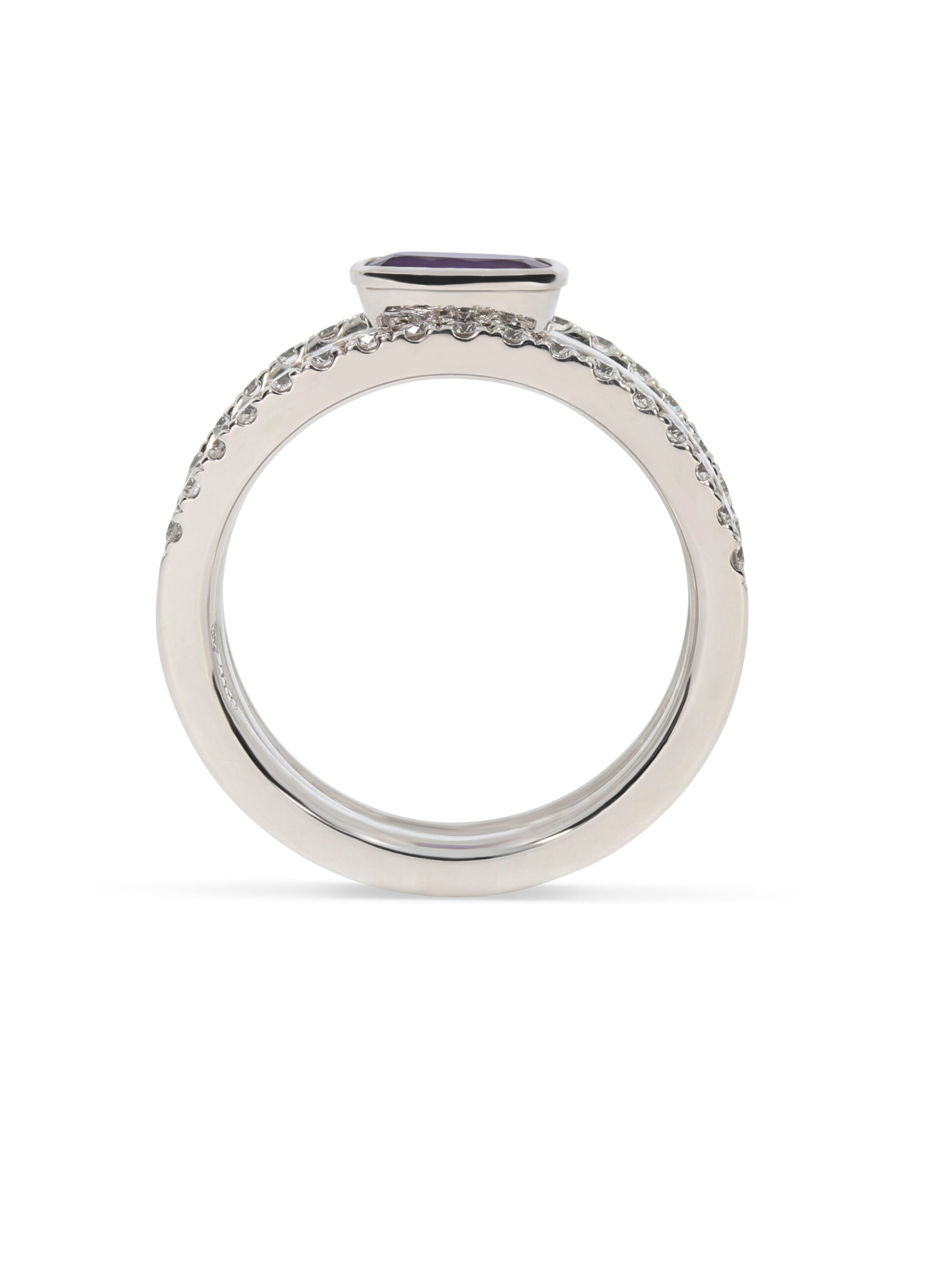 Ein Ensemble aus drei Ringen: Im Zentrum erstrahlt ein Tansanit 1,00ct., eingerahmt von zwei halben Memoire-Ringen in Weißgold 750/-