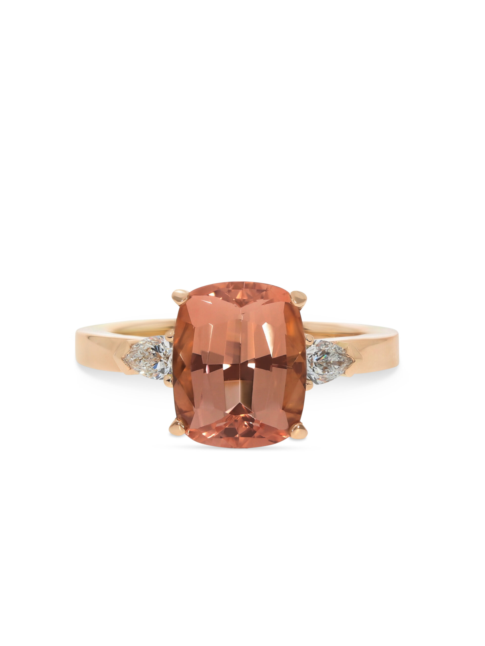 Ein Ring in Roségold 750/- mit cognacfarbenem Turmalin im Zentrum, eingerahmt von zwei Diamant-Tropfen links und rechts.