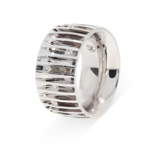 Breiter Ring in Weißgold 750/- mit 16 Brillanten.