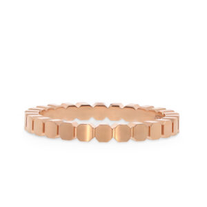 Ein Ring in Roségold 750/- mit kleinen, gleichmäßig angeordnete, polierte Flächen formen ein stilvolles Band mit klarer Struktur