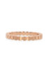 Ein Ring in Roségold 750/- mit kleinen, gleichmäßig angeordnete, polierte Flächen formen ein stilvolles Band mit klarer Struktur