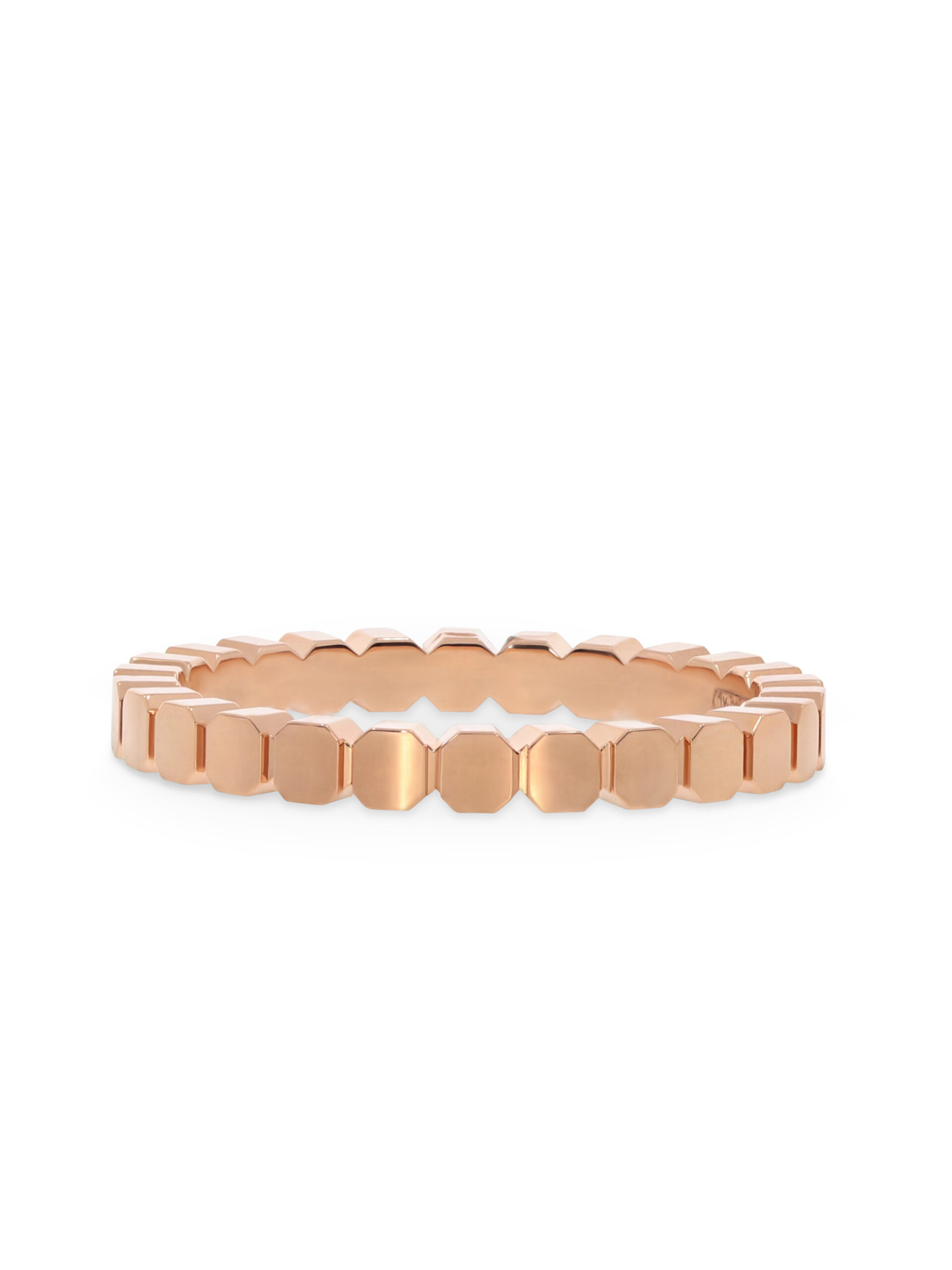 Ein Ring in Roségold 750/- mit kleinen, gleichmäßig angeordnete, polierte Flächen formen ein stilvolles Band mit klarer Struktur
