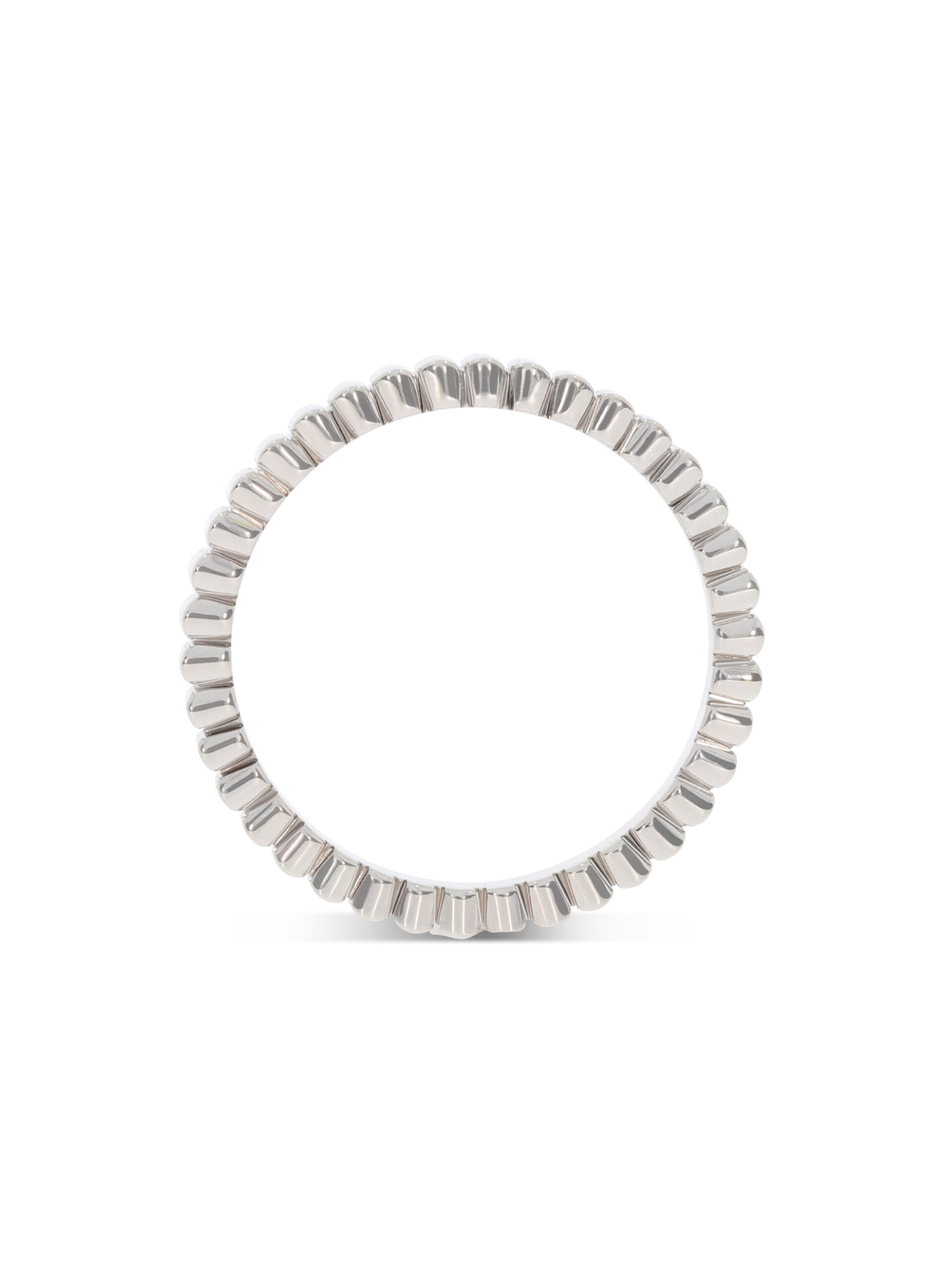 Ein Ring in Weißgold 750/- mit kleinen, gleichmäßig angeordnete, polierte Flächen formen ein stilvolles Band mit klarer Struktur