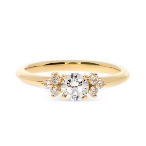 Ein Verlobungsring in Gelbgold 750/- mit einem Brillanten 0,40 ct. und zusätzlich seitlichen Brillanten