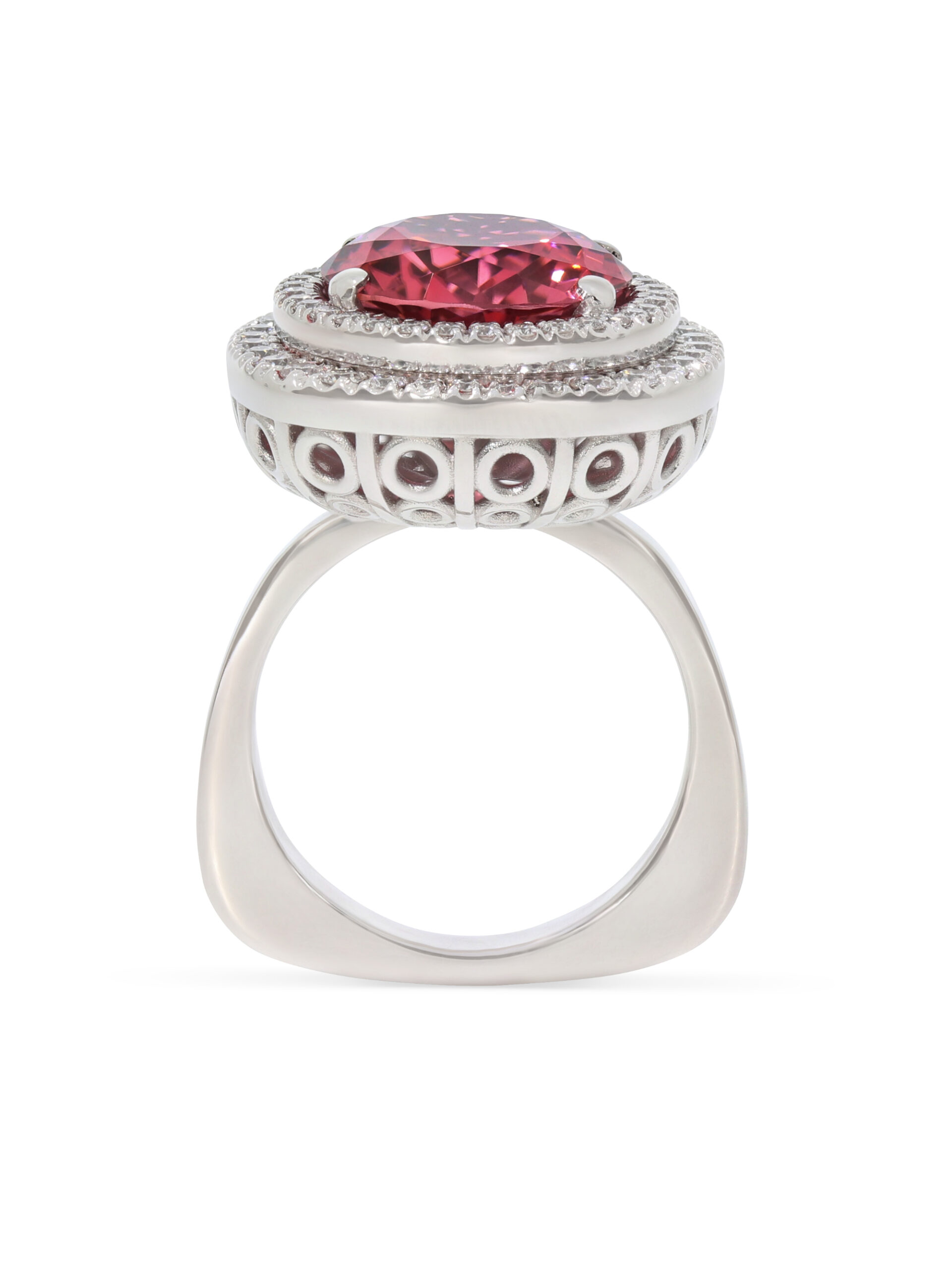 Ein Ring in 750/- Weißgold mit einem wunderschönen rosa Turmalin, umgeben von funkelnden Brillanten