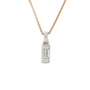 Ein klassischer Anhänger in Weißgold 750/- mit einem Baguette-Diamanten