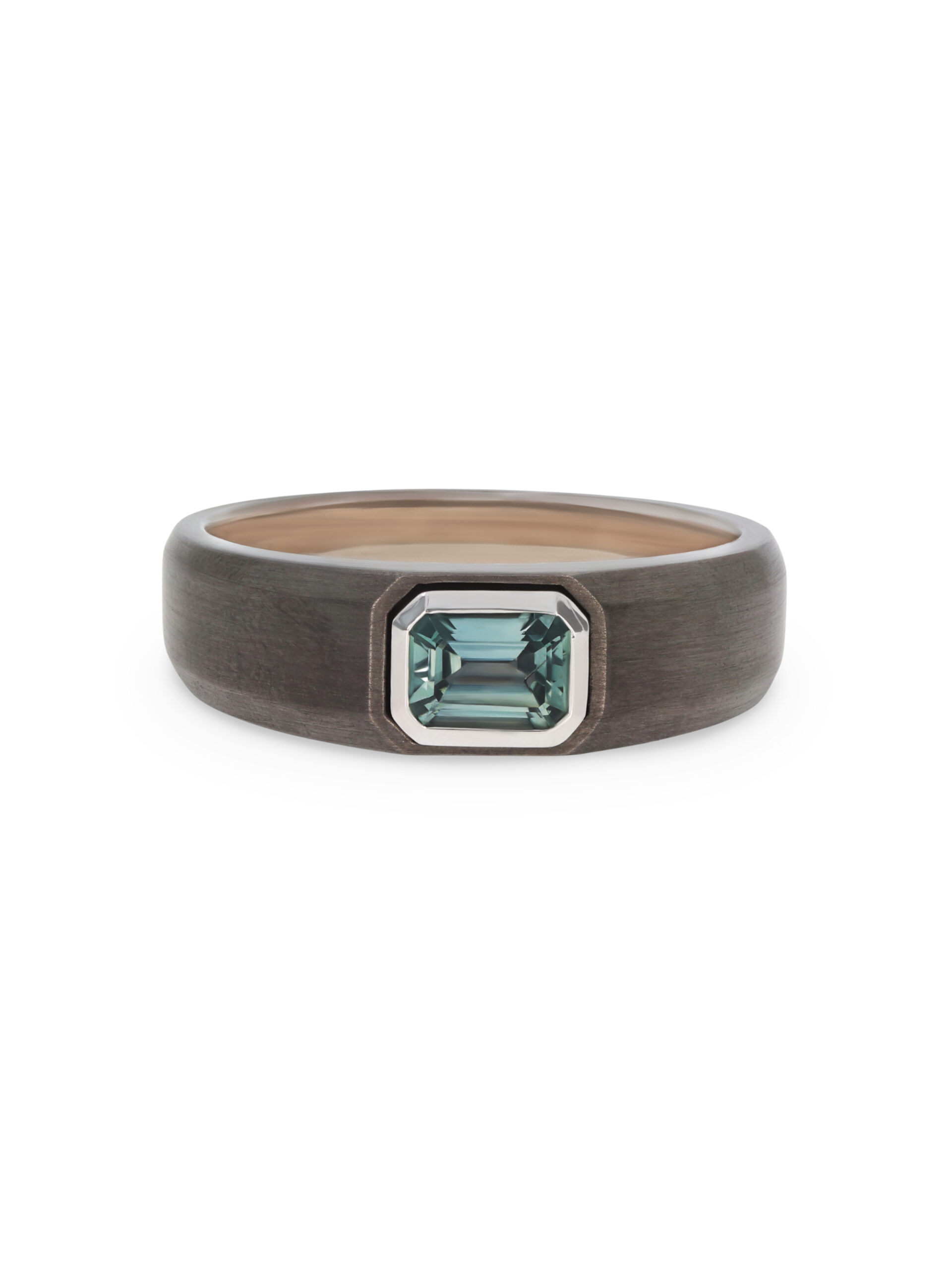 Ring aus schwarz rodiniertem 750/- Weißgold mit einem grünblauen Saphir