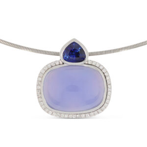 Weißgold-Anhänger mit zartblauem Chalcedon, funkelndem Brillantbesatz und tropfenförmigem Saphir