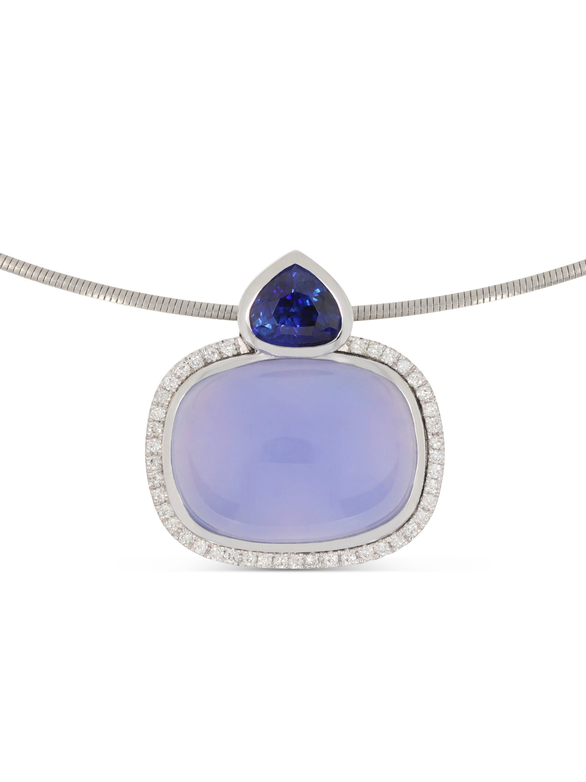 Weißgold-Anhänger mit zartblauem Chalcedon, funkelndem Brillantbesatz und tropfenförmigem Saphir