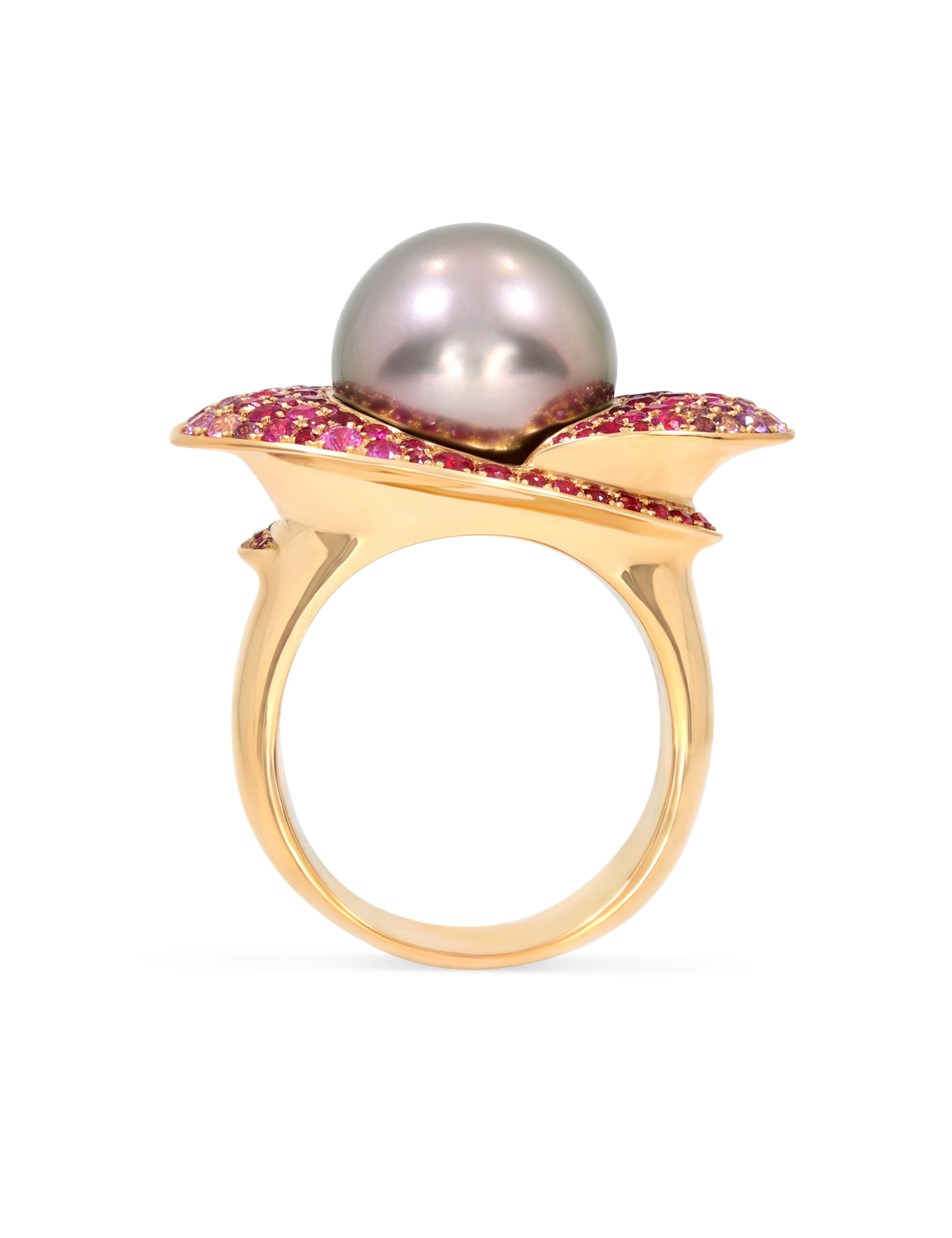 Ausdrucksstarker Ring aus Roségold mit schimmernder Tahiti-Perle, umgeben von einem funkelnden Pavé aus rosa und roten Saphiren – ein farbintensives Schmuckstück mit luxuriöser, moderner Eleganz.