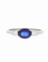 Ein Verlobungsring in Weißgold 750/- mit einem blauen Saphir 1,01 ct. und zusätzlich seitlichen 2 Brillanten