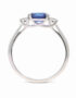 Ein Verlobungsring in Weißgold 750/- mit einem blauen Saphir 1,01 ct. und zusätzlich seitlichen 2 Brillanten