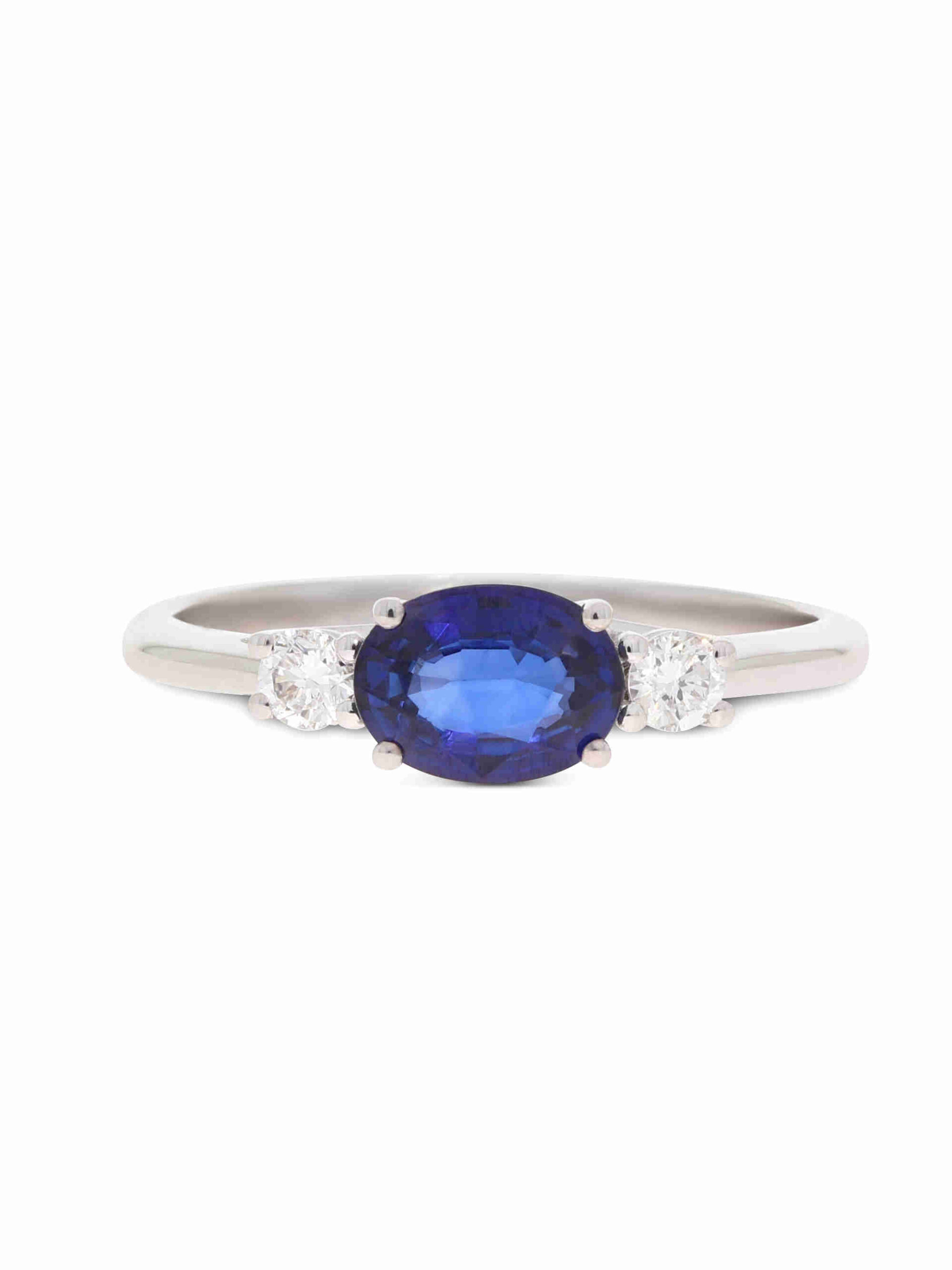 Ein Verlobungsring in Weißgold 750/- mit einem blauen Saphir 1,01 ct. und zusätzlich seitlichen 2 Brillanten